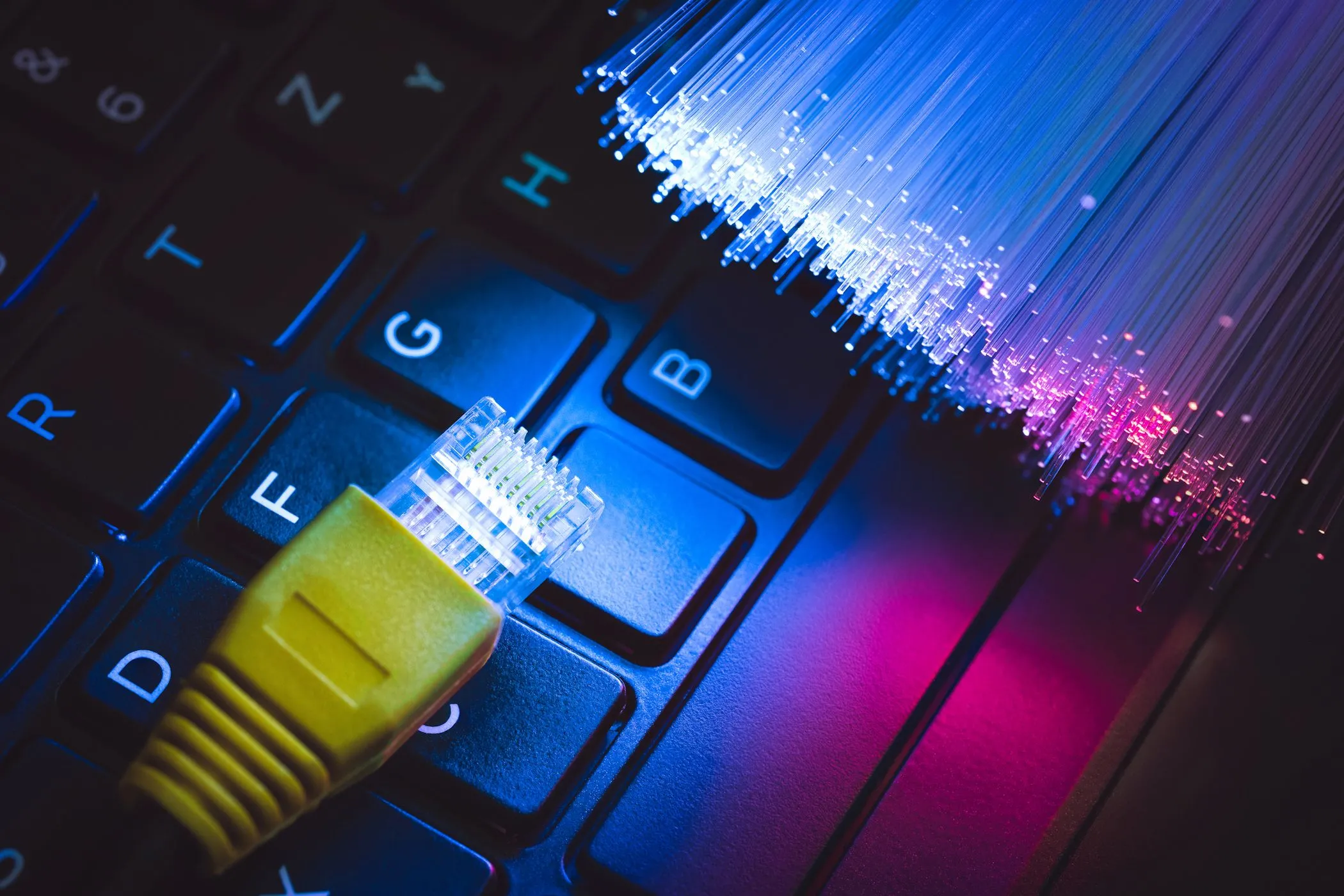Đầu nối cáp Ethernet với cáp quang trên bàn phím máy tính xách tay