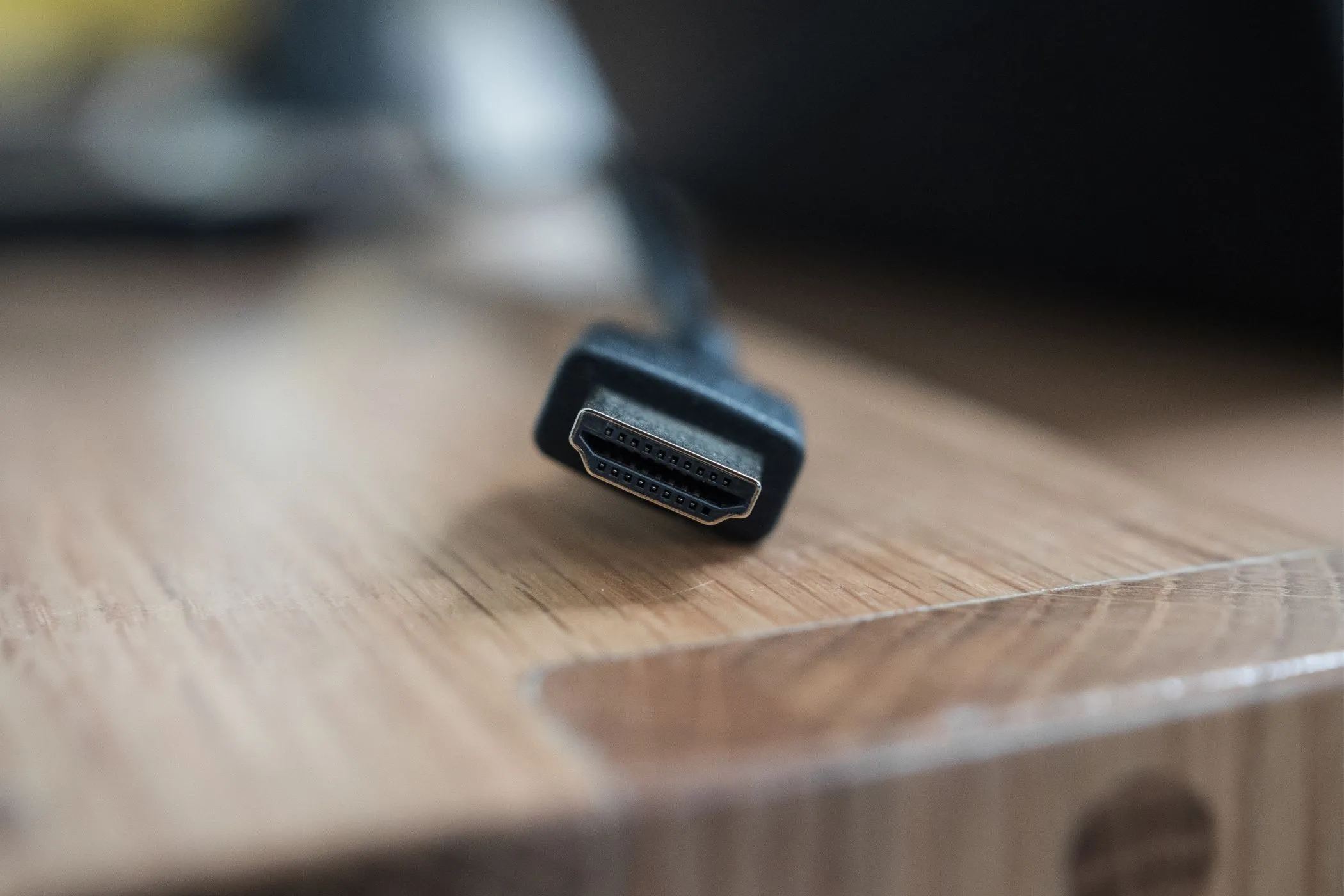 Đầu nối HDMI trên bàn gỗ