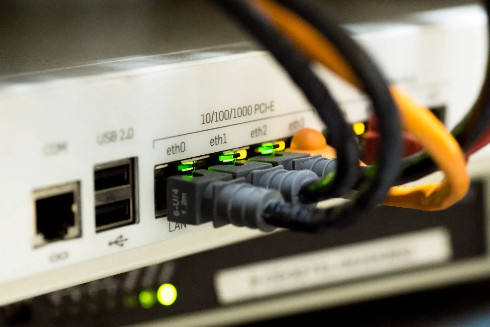 Dây cáp Ethernet kết nối với modem, tượng trưng cho giải pháp mạng có dây ổn định và nhanh chóng