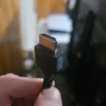 Dây cáp HDMI bị bẩn được nhìn cận cảnh