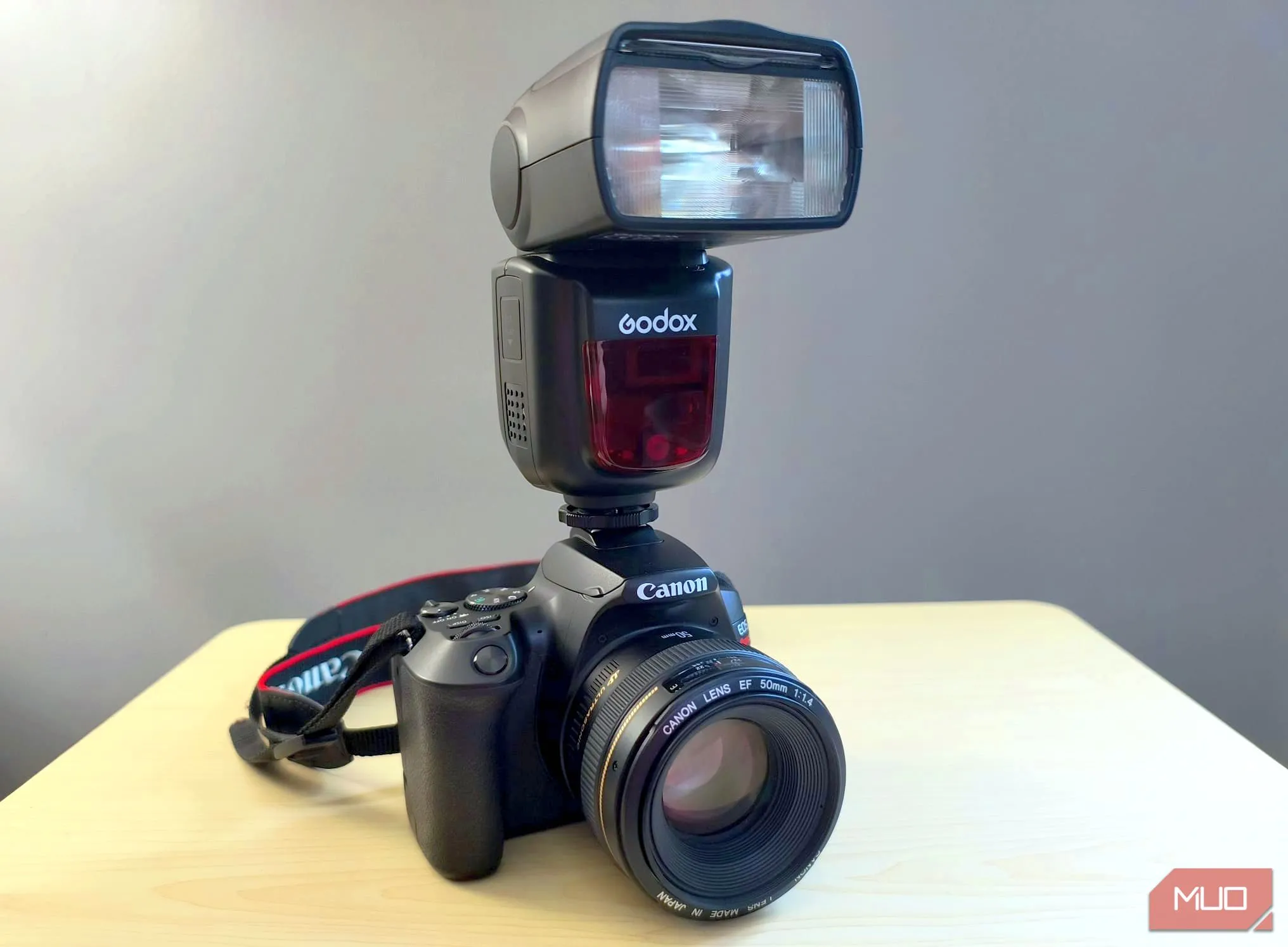 Đèn flash Godox V860II gắn trên máy ảnh chuyên nghiệp, minh họa sự tiện lợi và chuyên nghiệp của flash rời.