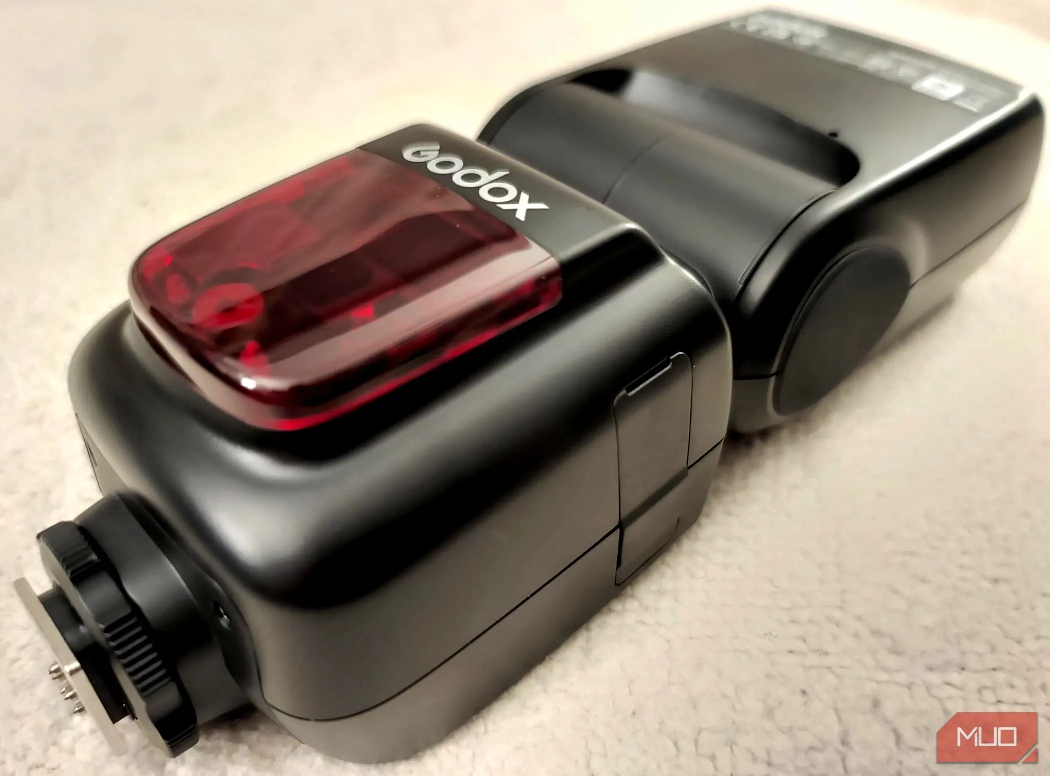 Đèn flash máy ảnh Godox V860II-C đặt trên nền vải, thể hiện thiết kế bền bỉ và chất lượng hoàn thiện của sản phẩm.