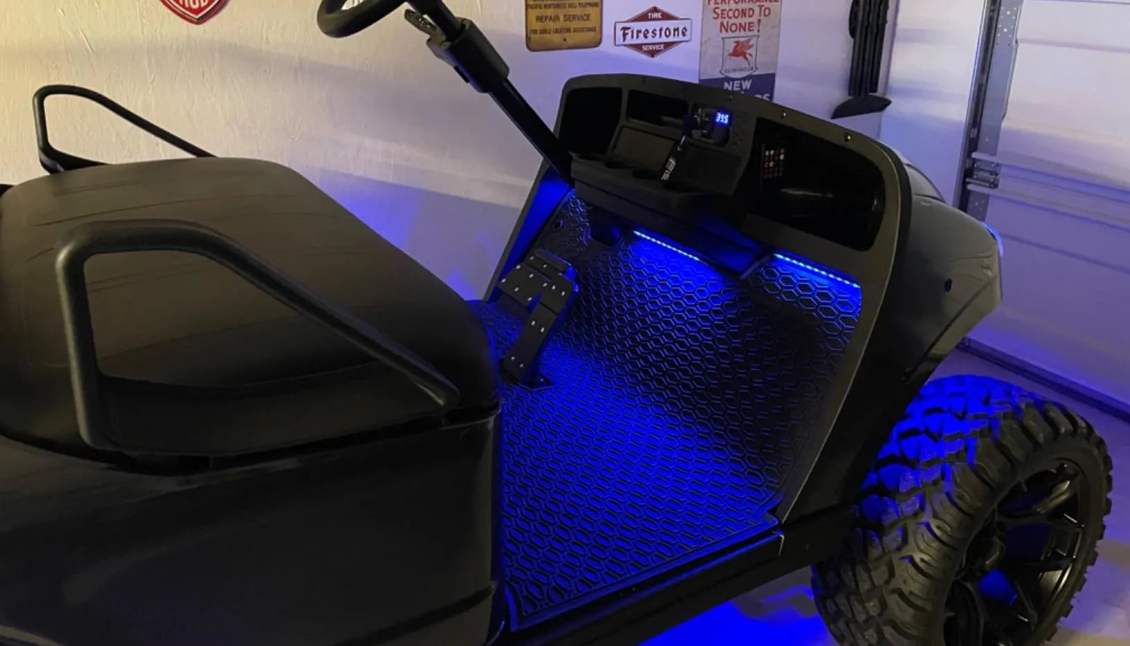 Đèn LED Nilight màu xanh dương được lắp đặt dưới sàn và gầm xe golf.
