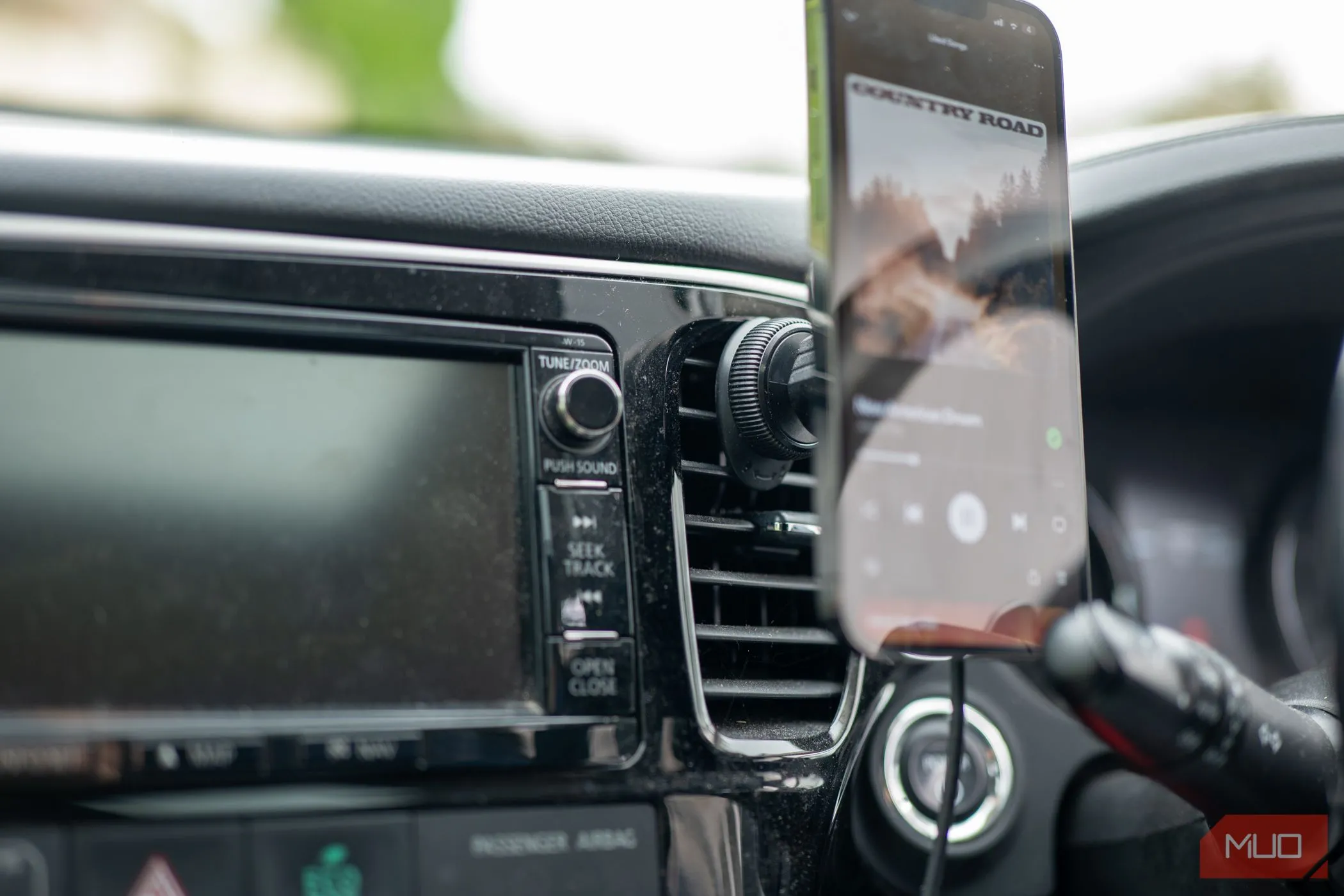 Điện thoại Android gắn trên giá đỡ Pitaka EZMag Car Mount Pro 2 trong xe hơi, sử dụng làm camera hành trình