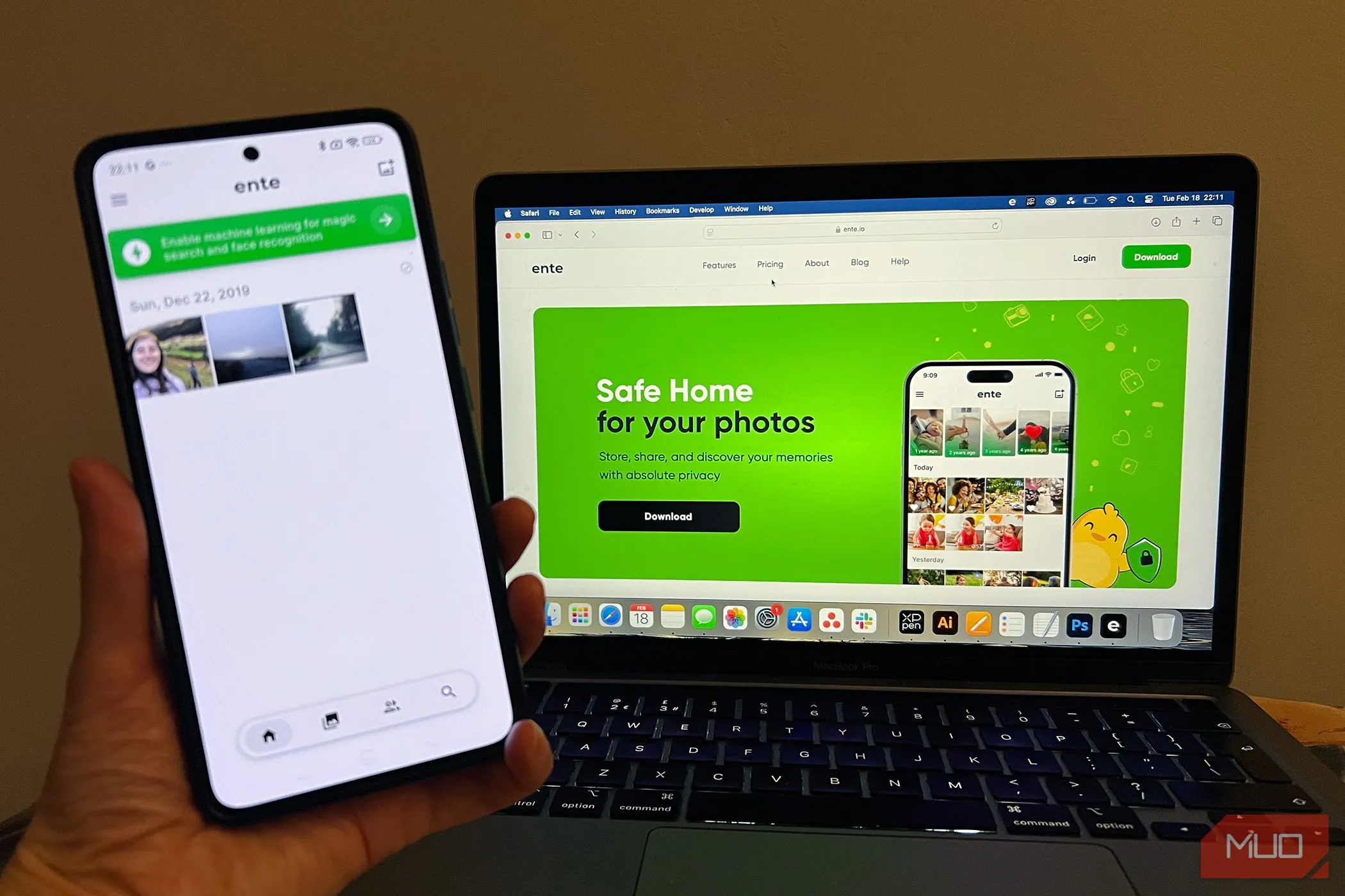 Điện thoại Android và MacBook Pro đều hiển thị Ente Photos trên màn hình.