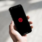 Điện thoại bật chế độ tối Dark Mode với biểu tượng Pinterest trên màn hình