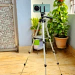 Điện thoại gắn trên tripod chụp ảnh cảnh đêm thành phố sáng rực