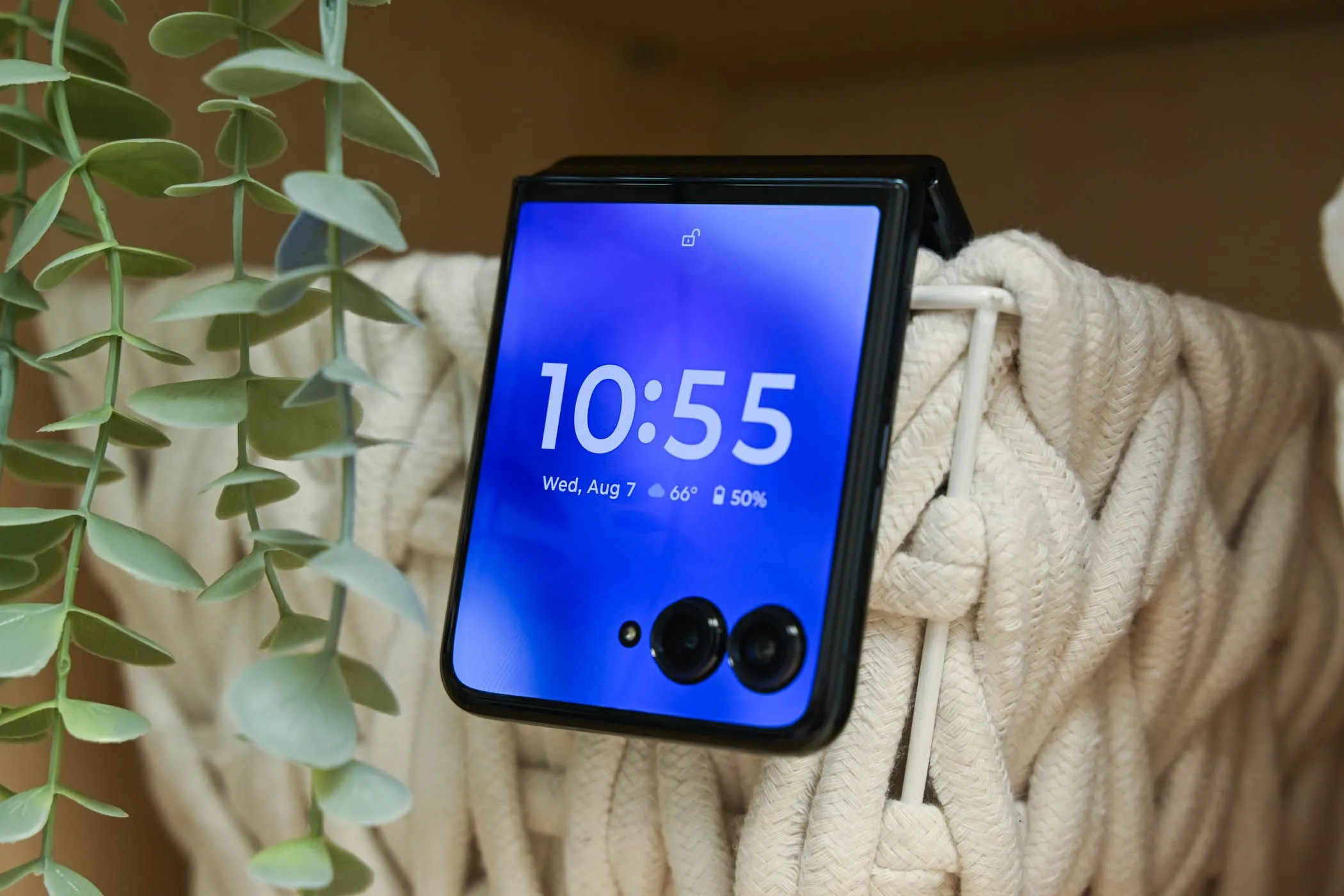 Điện thoại gập Motorola Razr+ ở chế độ gập với màn hình phụ đang bật