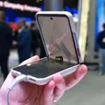 Điện thoại gập Nubia Flip 2 đang mở, hiệu năng có thể bị ảnh hưởng bởi chế độ tiết kiệm pin