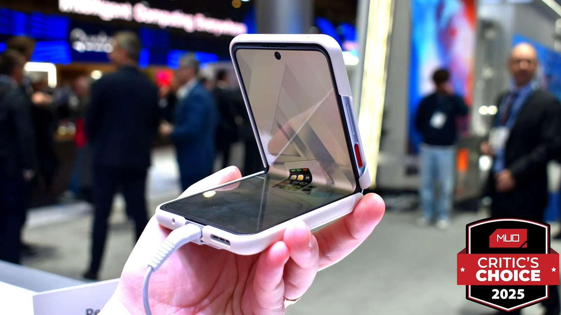Điện thoại gập Nubia Flip 2 mở một nửa, khoe màn hình gập tại MWC 2025.