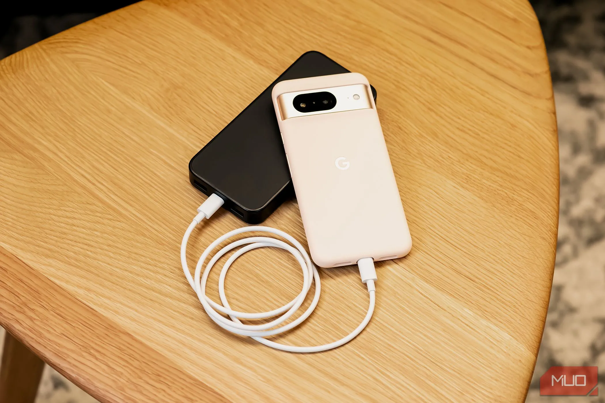 Điện thoại Google Pixel 8 đang sạc, thể hiện vấn đề về thời lượng pin và tốc độ sạc chậm của dòng Pixel.
