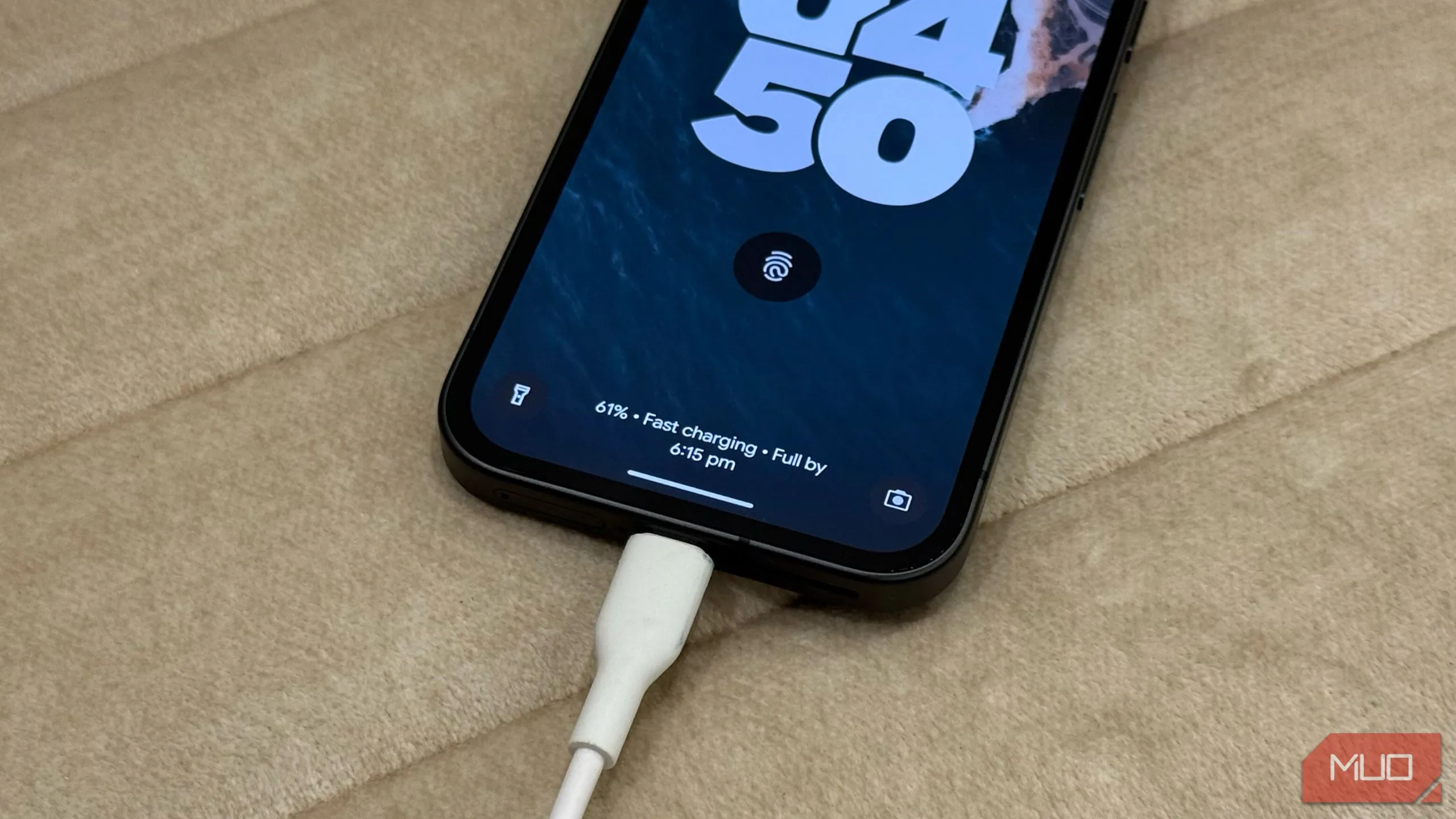 Điện thoại Google Pixel 9a đang sạc nhanh trên ghế sofa, minh họa việc tránh sử dụng quá mức khi sạc.