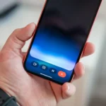 Điện thoại Google Pixel 9a hiển thị giao diện Gemini Live, minh họa khả năng AI trò chuyện trực tiếp.
