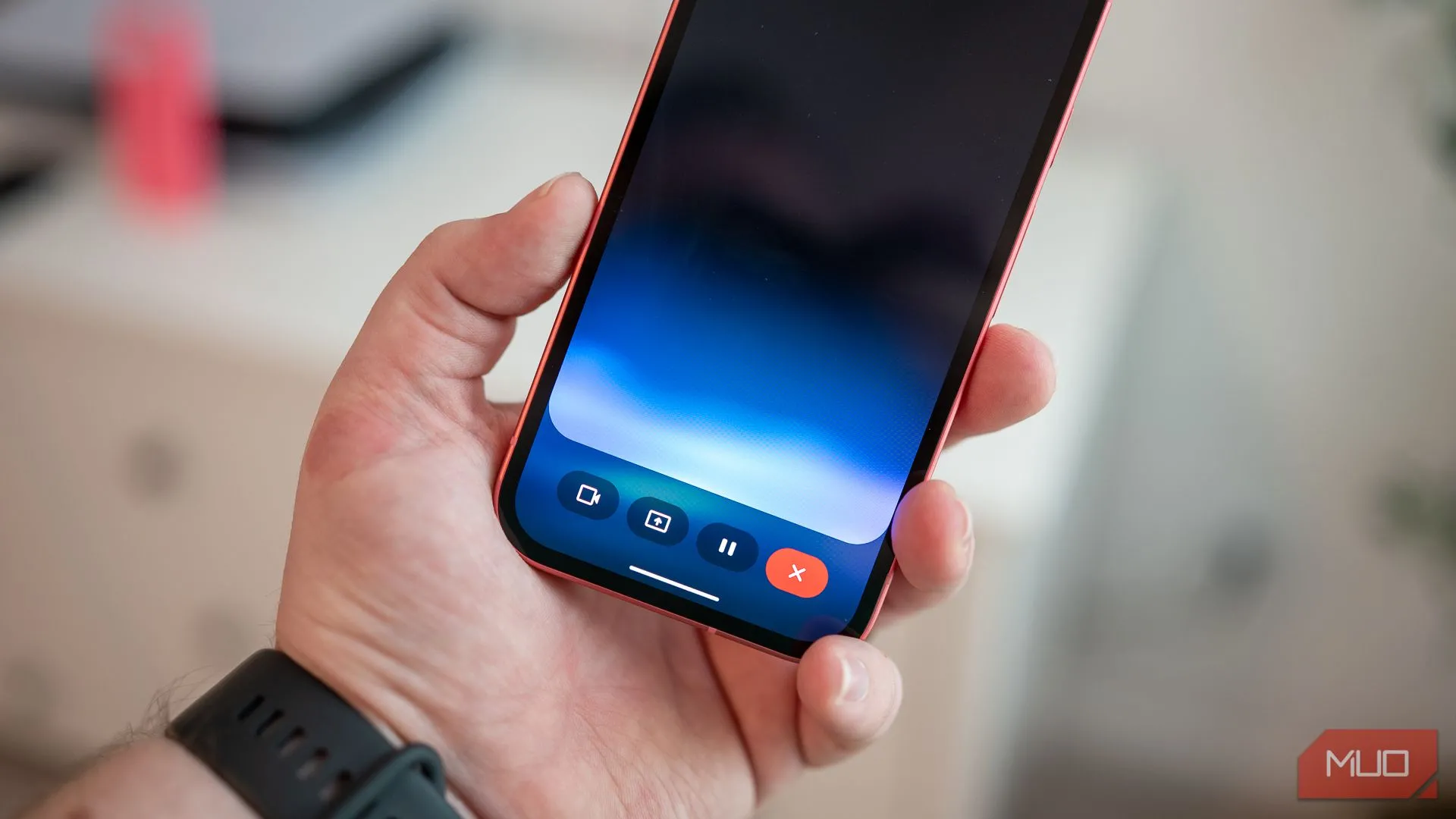 Điện thoại Google Pixel 9a hiển thị giao diện Gemini Live, minh họa khả năng AI trò chuyện trực tiếp.