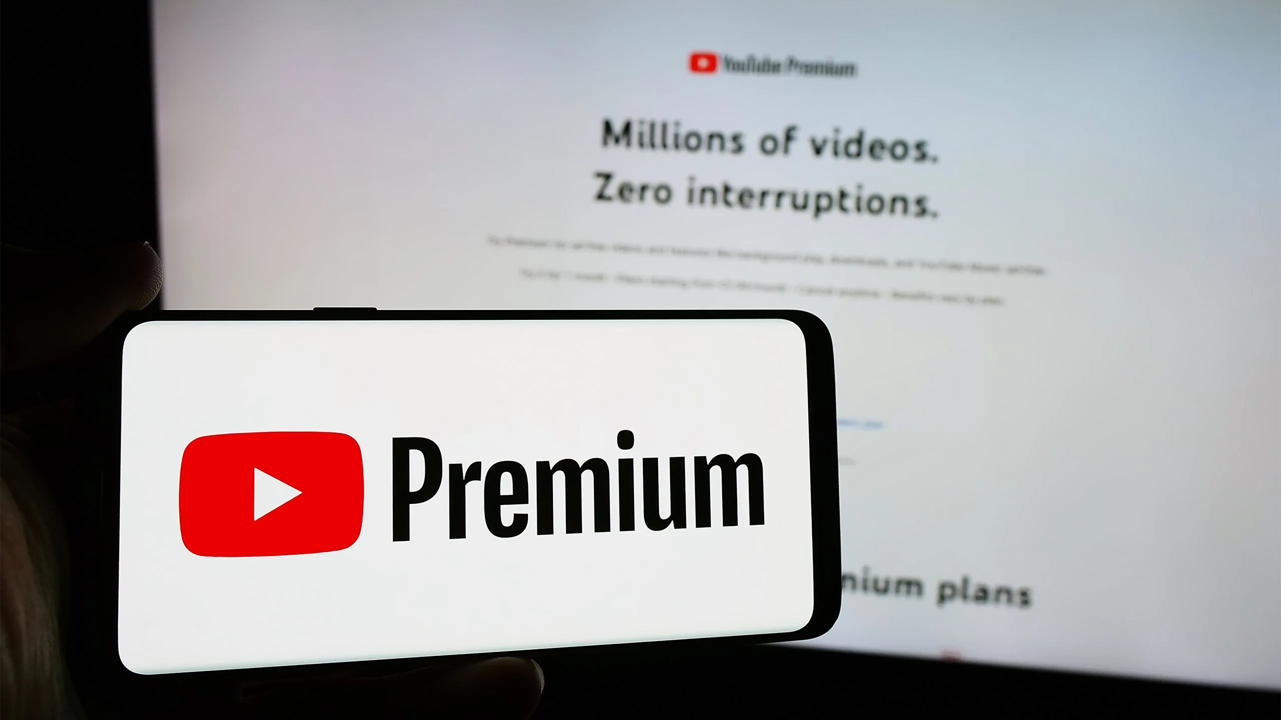 Điện thoại hiển thị logo YouTube Premium, tượng trưng cho trải nghiệm xem video không quảng cáo.