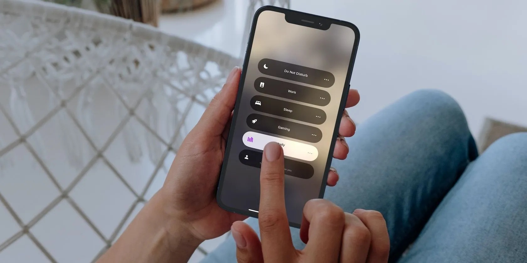 Điện thoại iPhone 12 Pro hiển thị chế độ Tập trung trên tay một người phụ nữ.