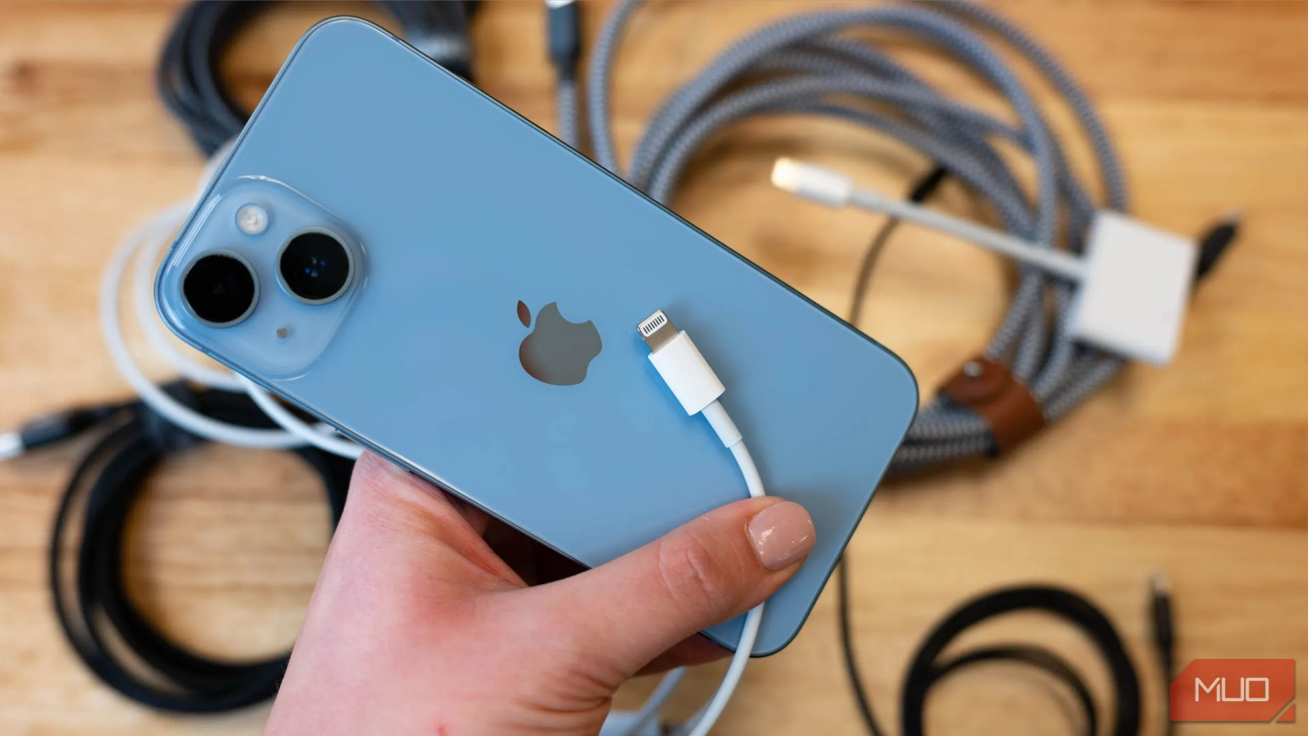 Điện thoại iPhone 13 cùng cáp sạc Lightning, tượng trưng cho việc sạc nhanh tích hợp hoàn hảo vào thói quen sử dụng hàng ngày