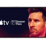 Điện thoại iPhone hiển thị ứng dụng Apple TV và logo MLS Season Pass, tượng trưng cho ưu đãi xem bóng đá miễn phí từ T-Mobile.