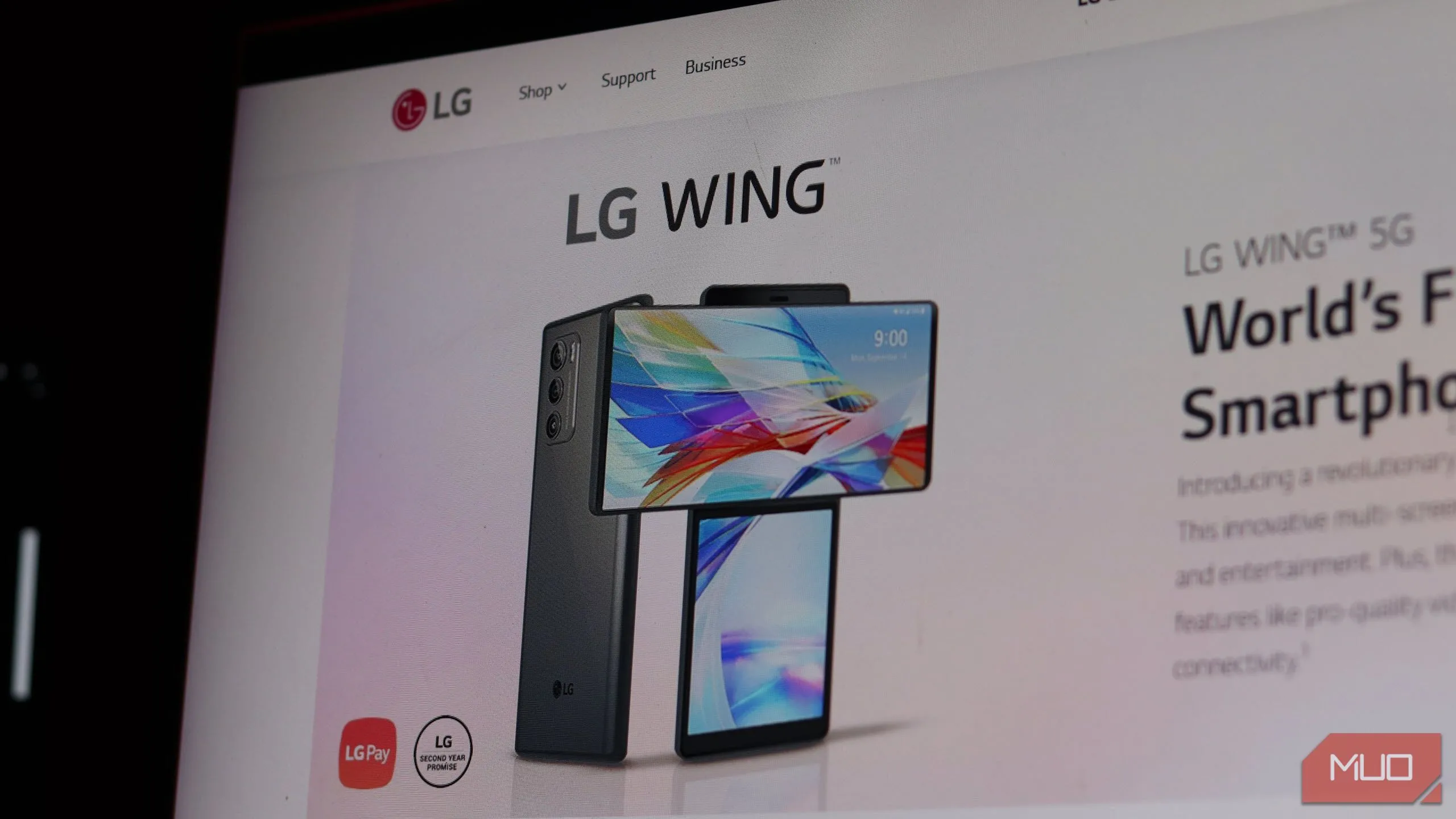 Điện thoại LG Wing với logo LG, biểu tượng cho sự ngừng hỗ trợ phần mềm.