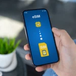 Điện thoại minh họa quá trình chuyển từ SIM vật lý sang eSIM