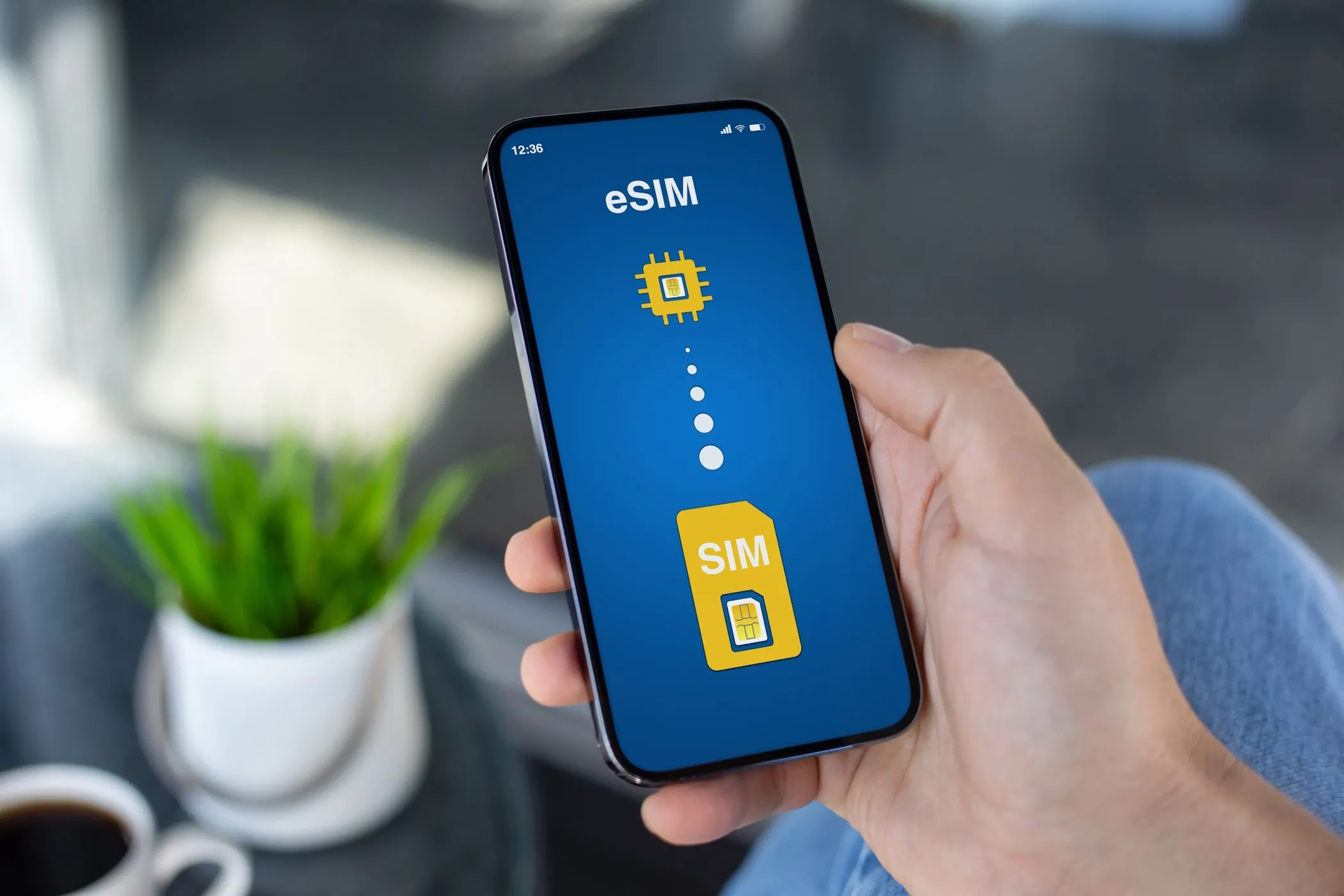 Điện thoại minh họa quá trình chuyển từ SIM vật lý sang eSIM