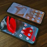 Điện thoại Motorola Razr 2024 và Google Pixel 9 Pro với giao diện Android