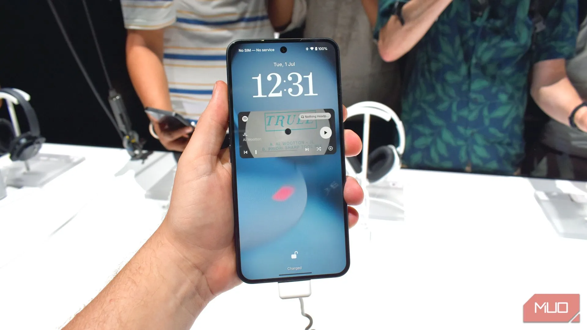 Điện thoại Nothing Phone 3 nhìn từ phía trước trong tay người dùng