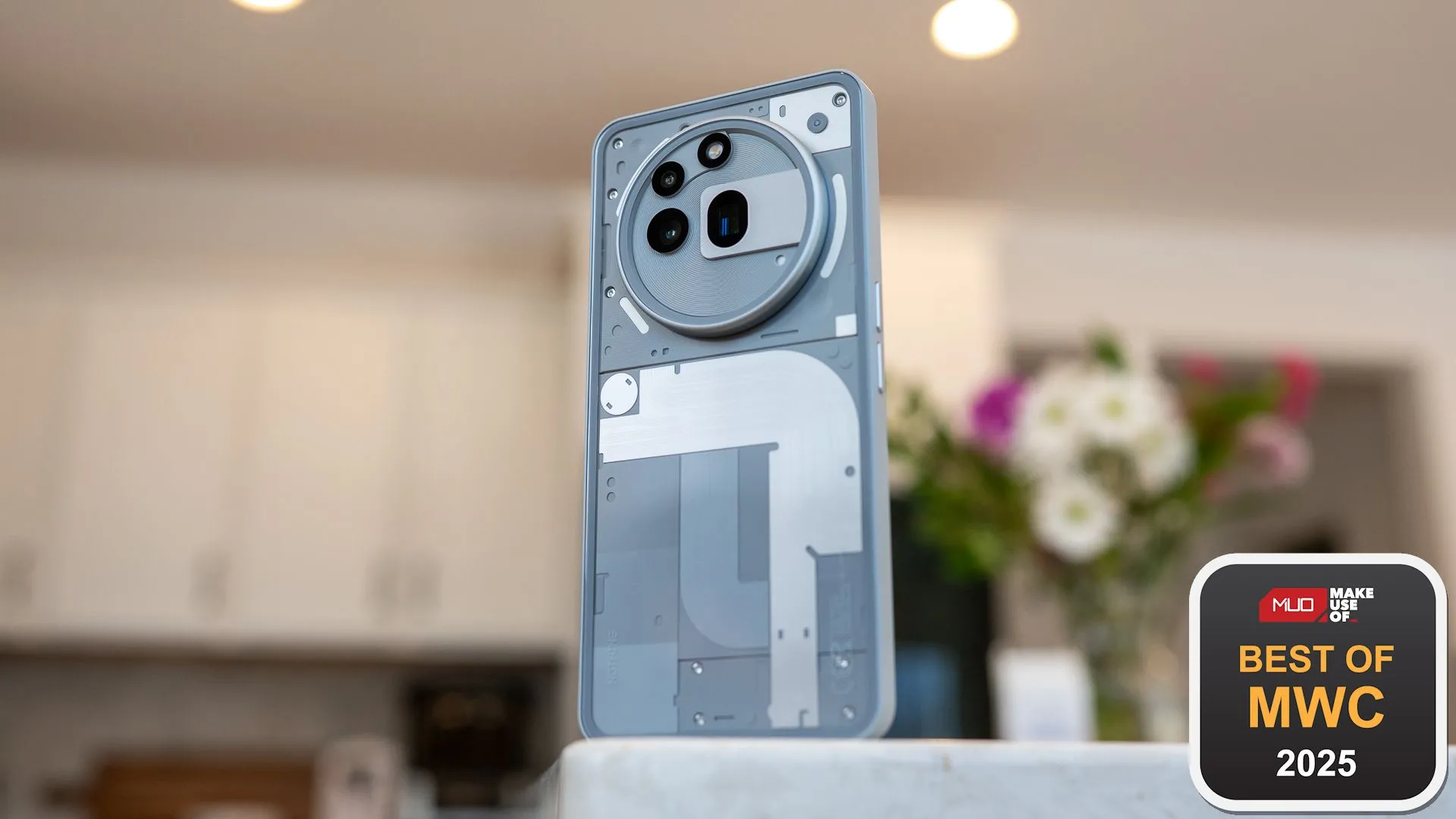 Điện thoại Nothing Phone (3a) Pro với thiết kế Glyph Interface độc đáo, được giới thiệu tại MWC 2025.