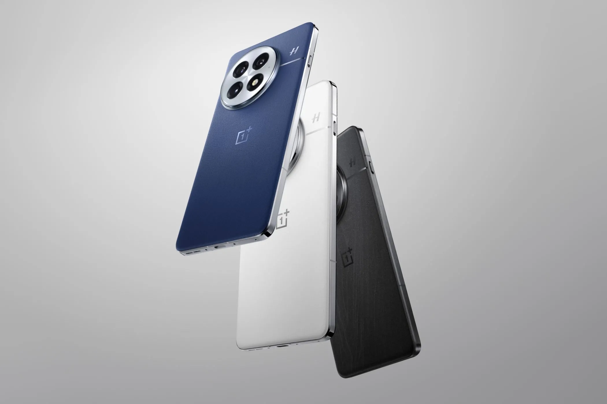 Điện thoại OnePlus 13 màu xanh, trắng và đen, minh họa cho các dòng smartphone mới sử dụng pin Silicon-Carbon dung lượng lớn