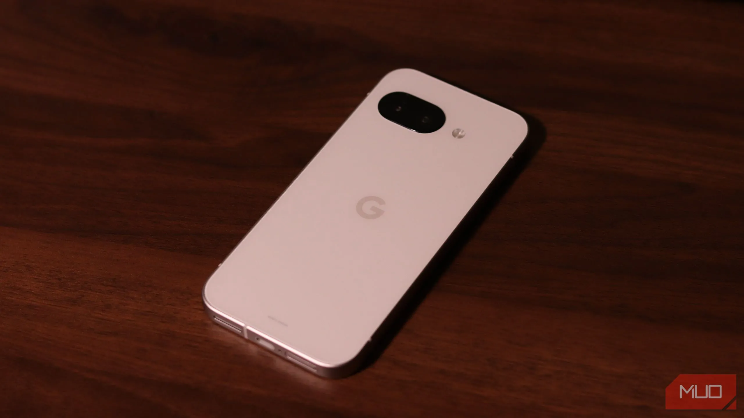 Điện thoại Pixel 9a minh họa cho việc lưu trữ dữ liệu cục bộ không thể khôi phục khi thiết bị bị mất