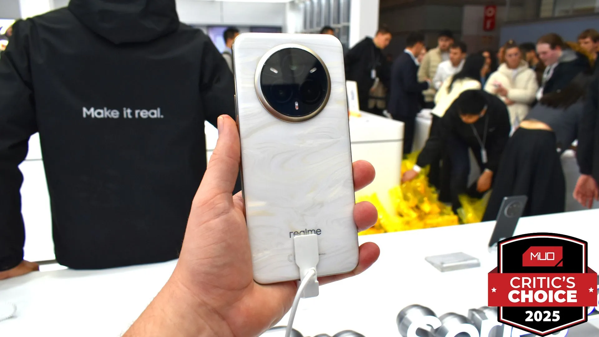 Điện thoại Realme 14 Pro+ 5G với mặt lưng đổi màu độc đáo tại MWC 2025.