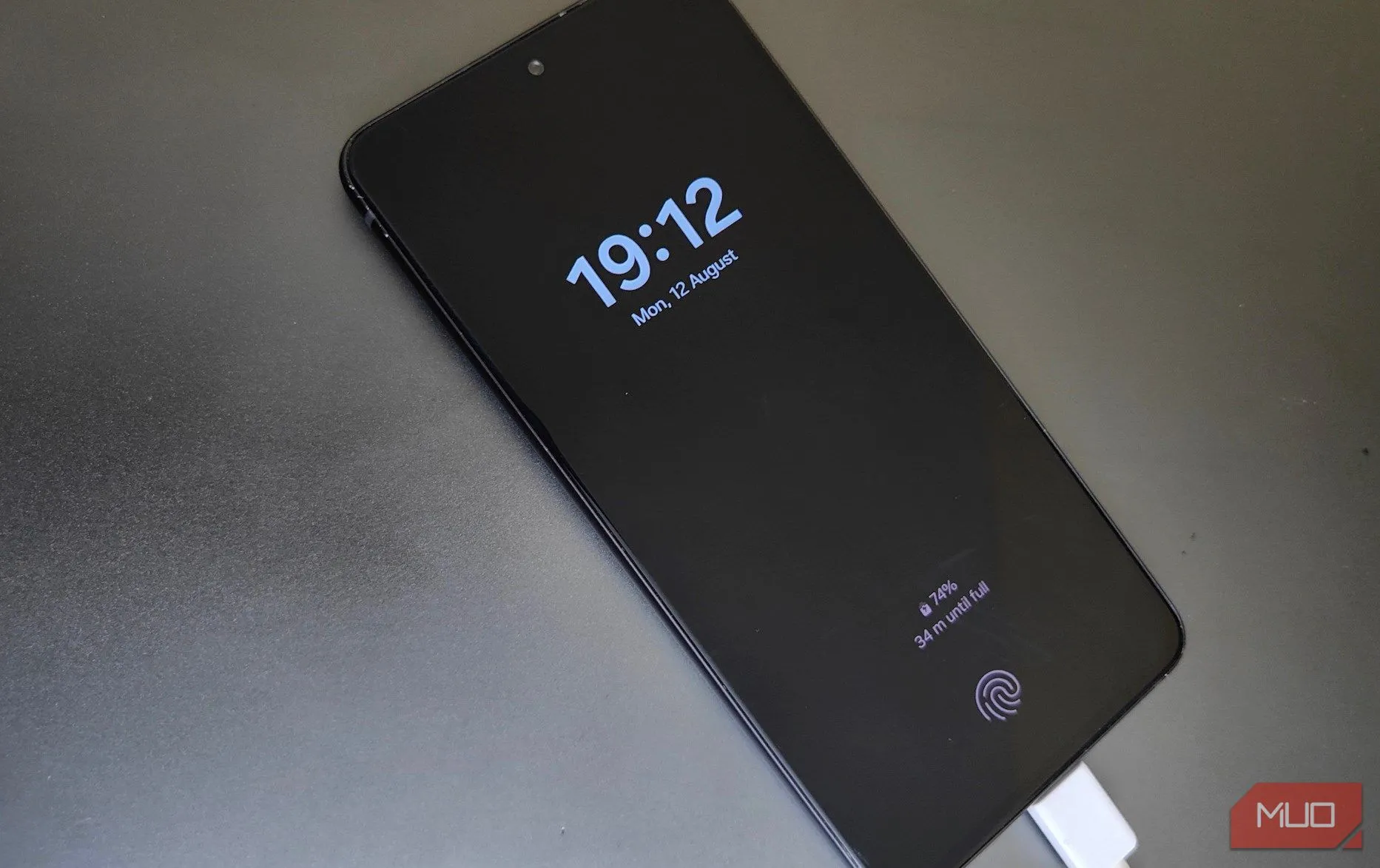 Điện thoại Samsung đang được cắm sạc trên mặt bàn làm việc