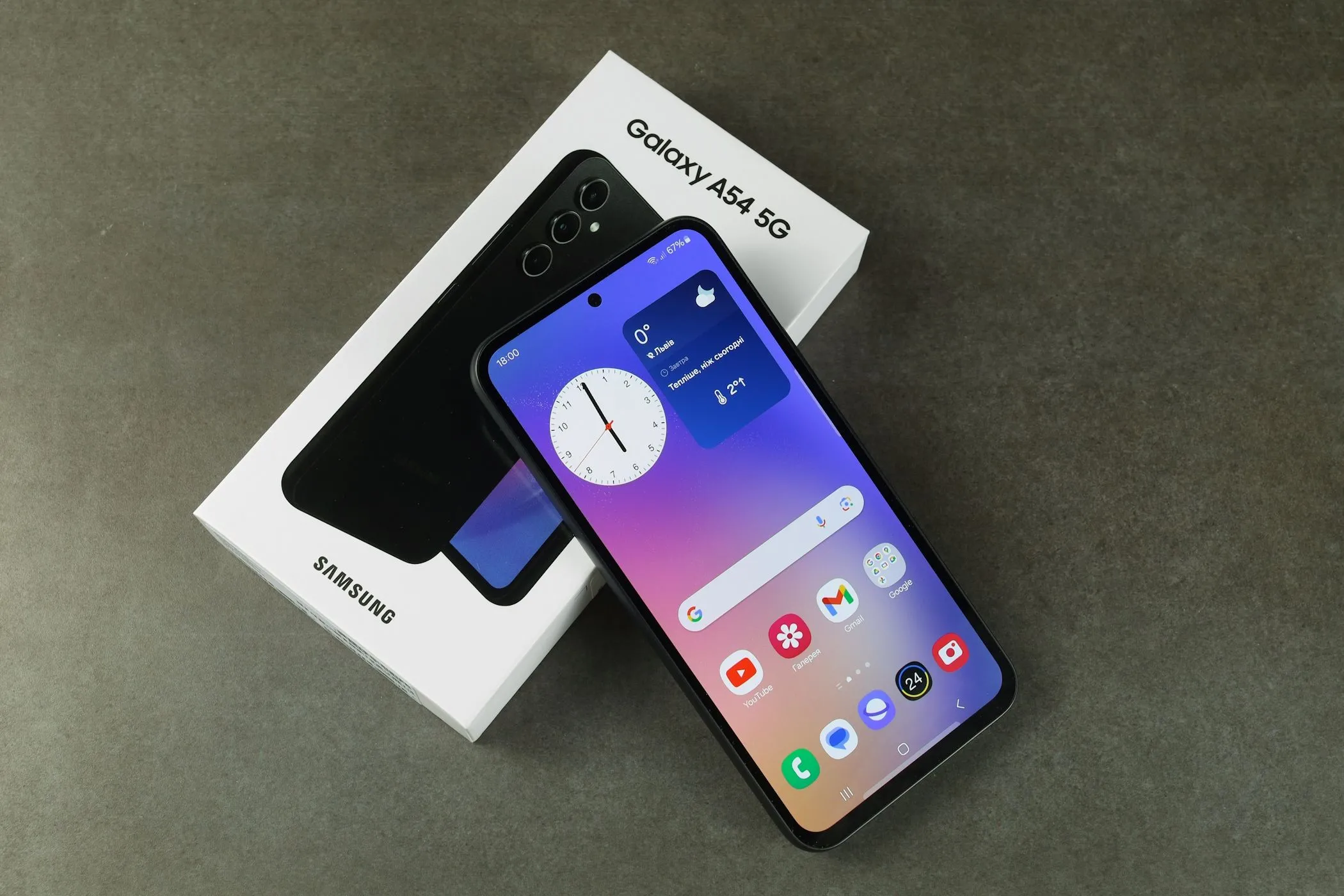Điện thoại Samsung Galaxy A54 5G và hộp đựng, tượng trưng cho việc nâng cấp điện thoại mới.