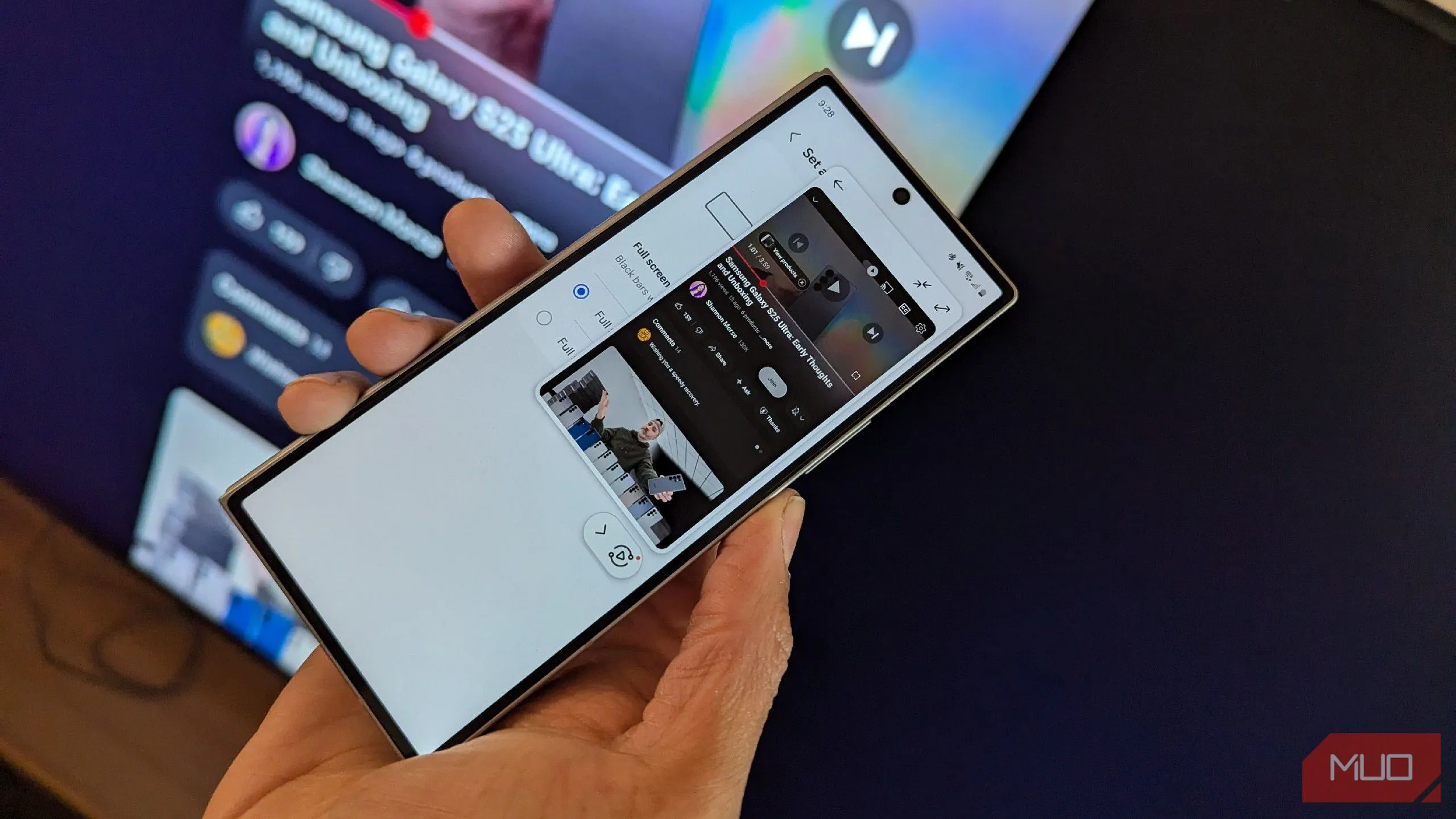 Điện thoại Samsung Galaxy đang thực hiện tính năng Tap View để phản chiếu màn hình lên TV.