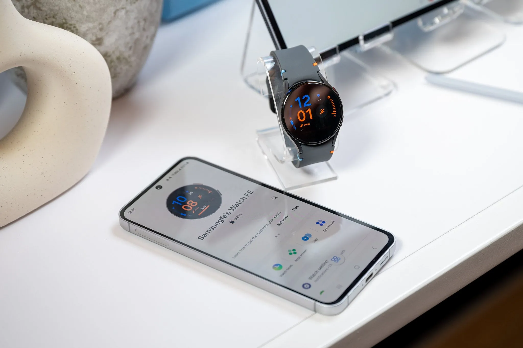 Điện thoại Samsung Galaxy S24 FE sạc pin cho đồng hồ Galaxy Watch LTE thông qua cổng USB-C.