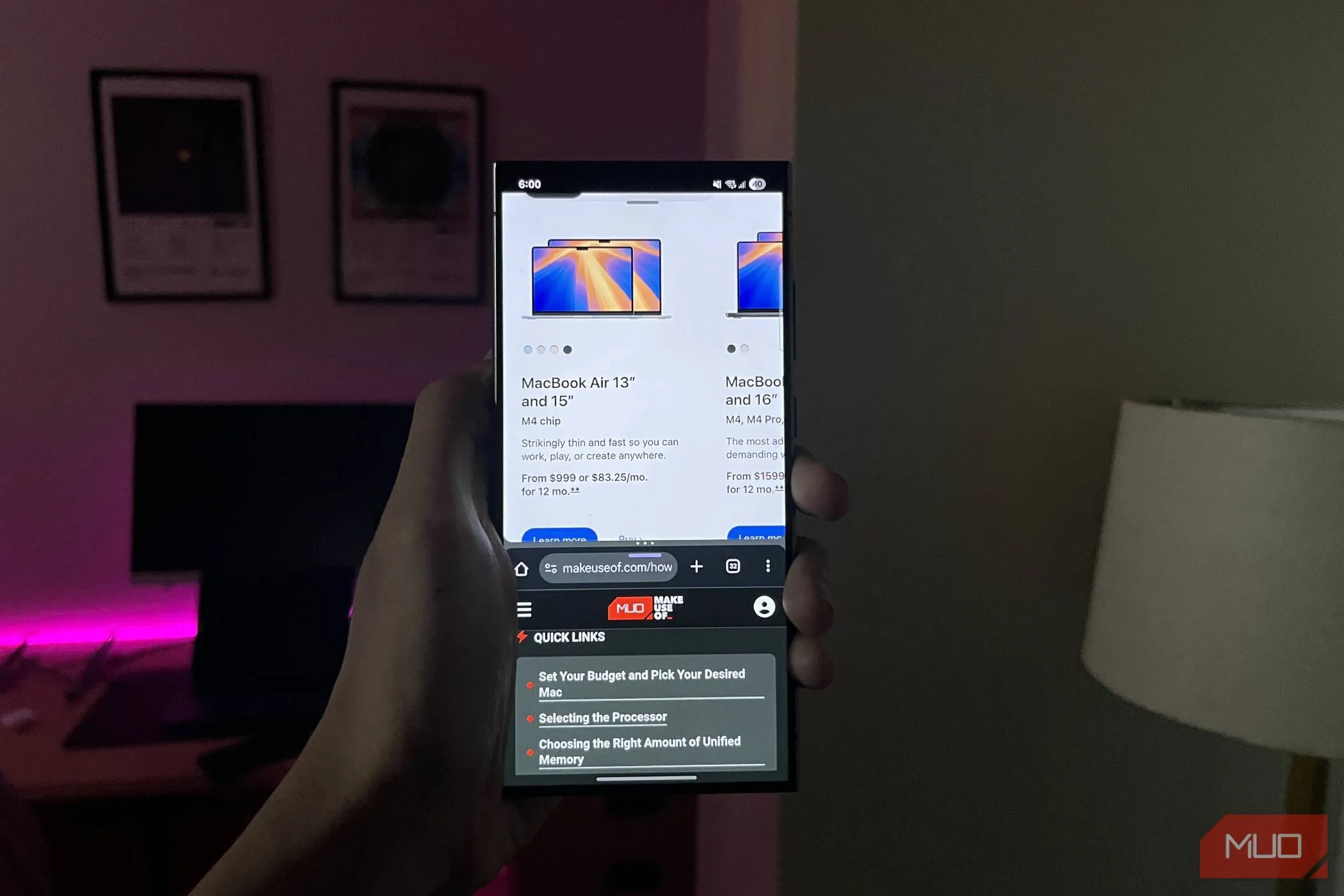 Điện thoại Samsung Galaxy S24 Ultra hiển thị chế độ chia đôi màn hình với Google Chrome và Samsung Internet