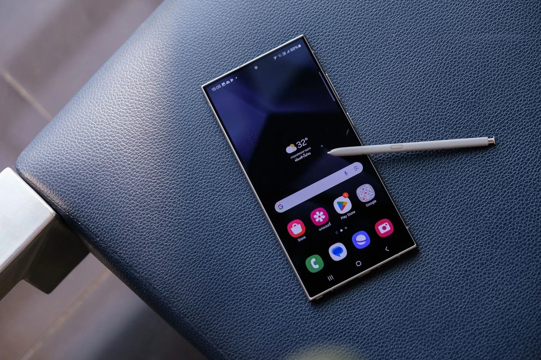 Điện thoại Samsung Galaxy S24 Ultra và bút S Pen đặt trên ghế