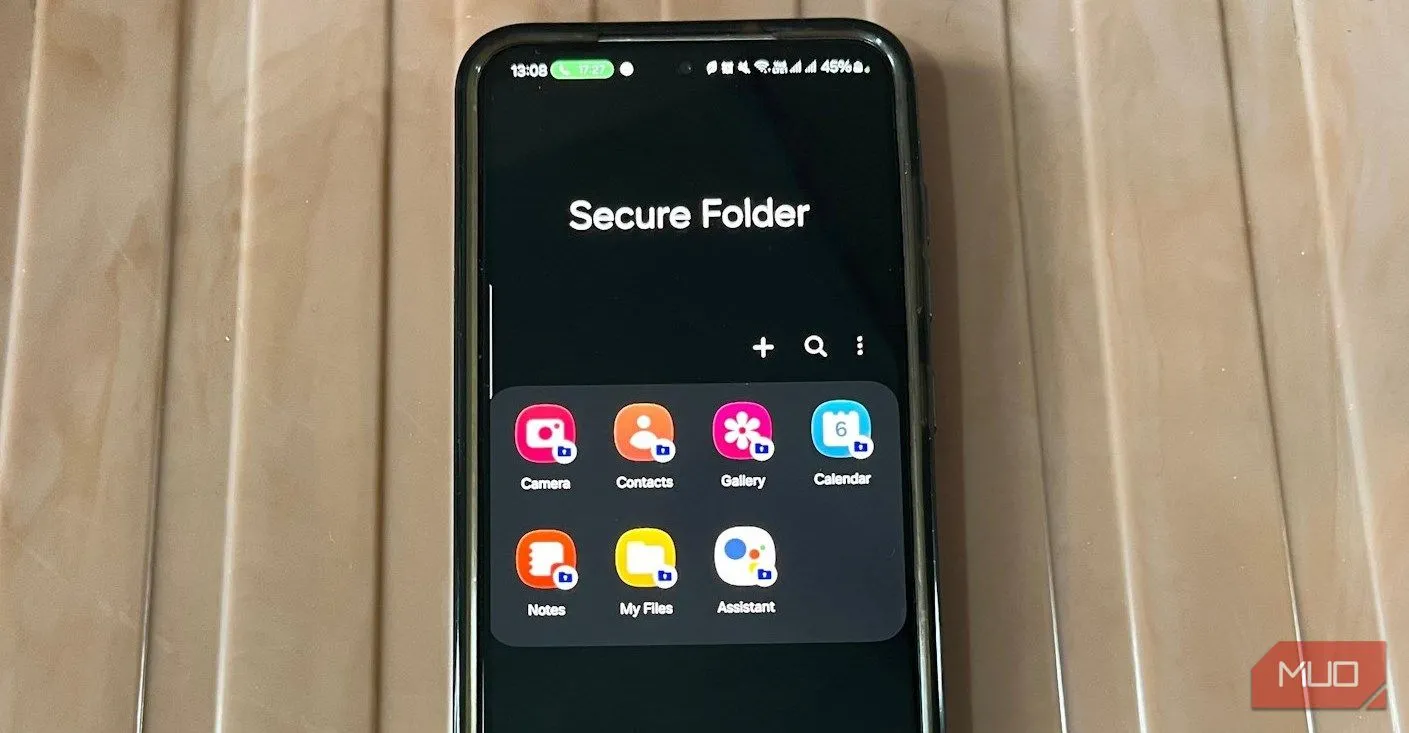 Điện thoại Samsung hiển thị giao diện Thư mục Bảo mật với cảnh báo bảo mật trên One UI 7