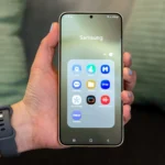 Điện thoại Samsung hiển thị thư mục chứa các ứng dụng hệ thống cài sẵn