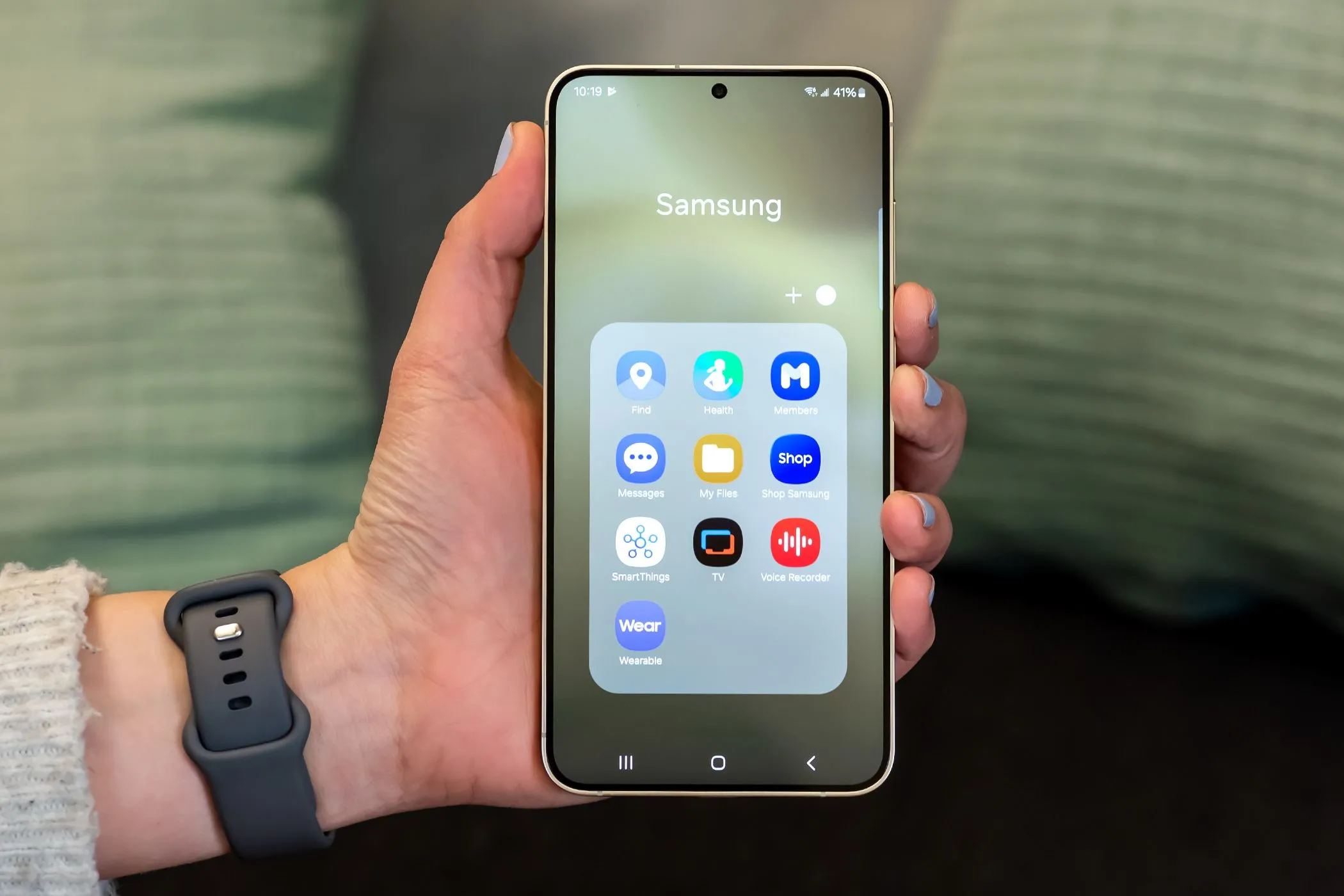 Điện thoại Samsung hiển thị thư mục chứa các ứng dụng hệ thống cài sẵn