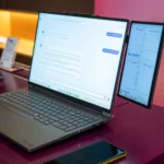 Điện thoại Samsung kết nối với laptop qua cáp USB-C, hiển thị như một màn hình thứ hai qua ứng dụng GlideX.