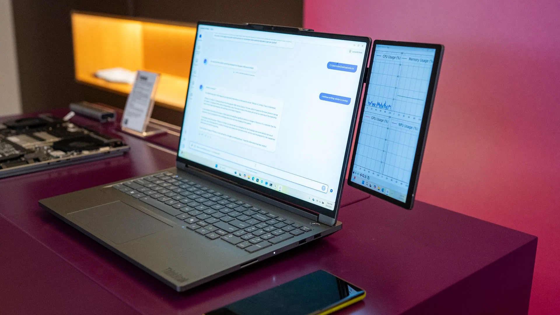Điện thoại Samsung kết nối với laptop qua cáp USB-C, hiển thị như một màn hình thứ hai qua ứng dụng GlideX.