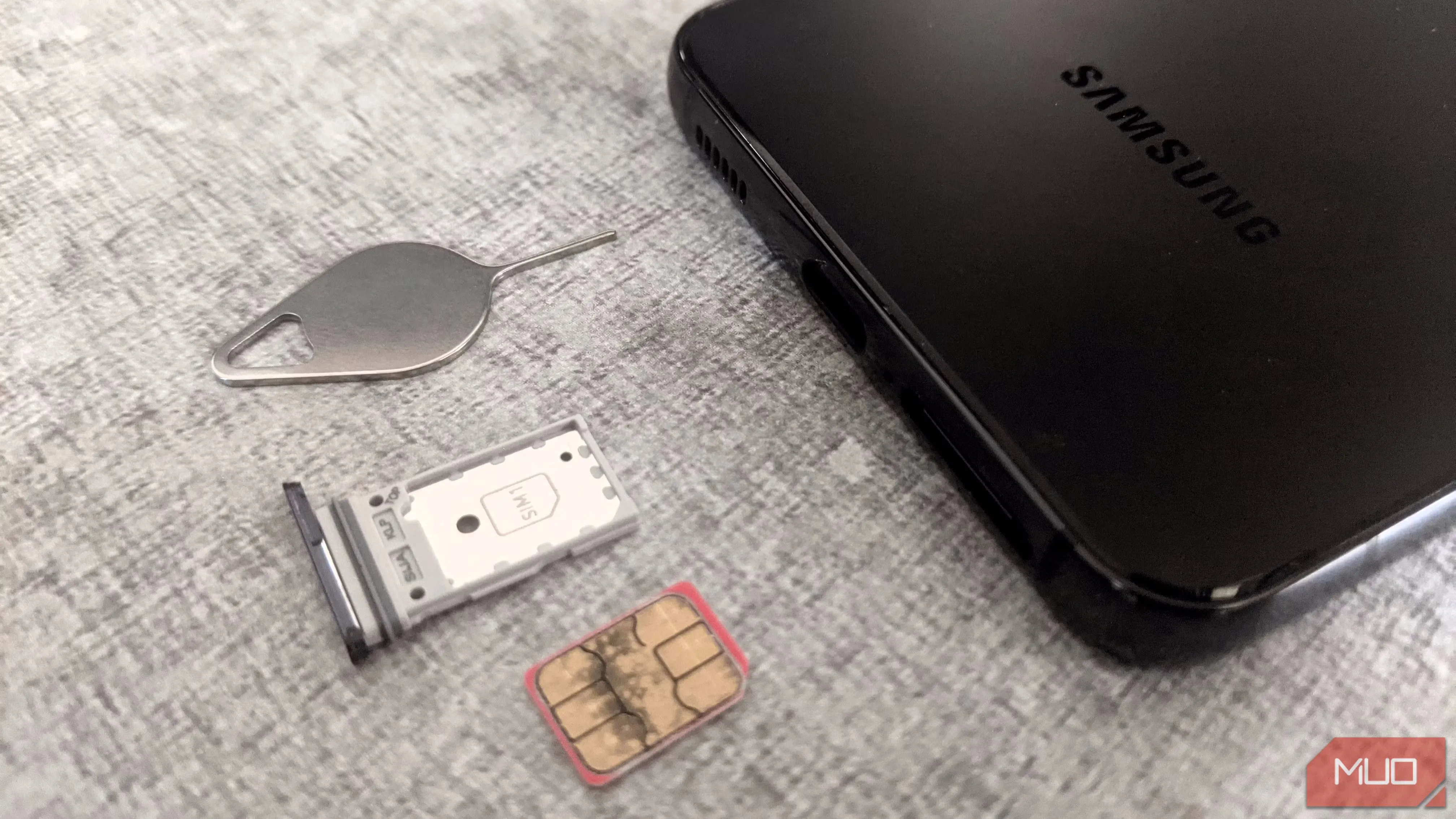 Điện thoại Samsung, khay SIM và công cụ tháo SIM