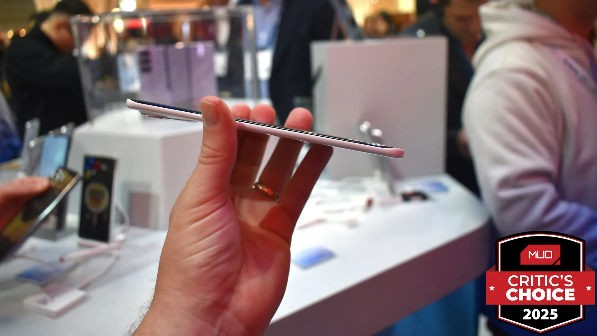 Điện thoại Tecno Spark Slim Concept siêu mỏng nhìn từ cạnh bên trưng bày tại MWC 2025.