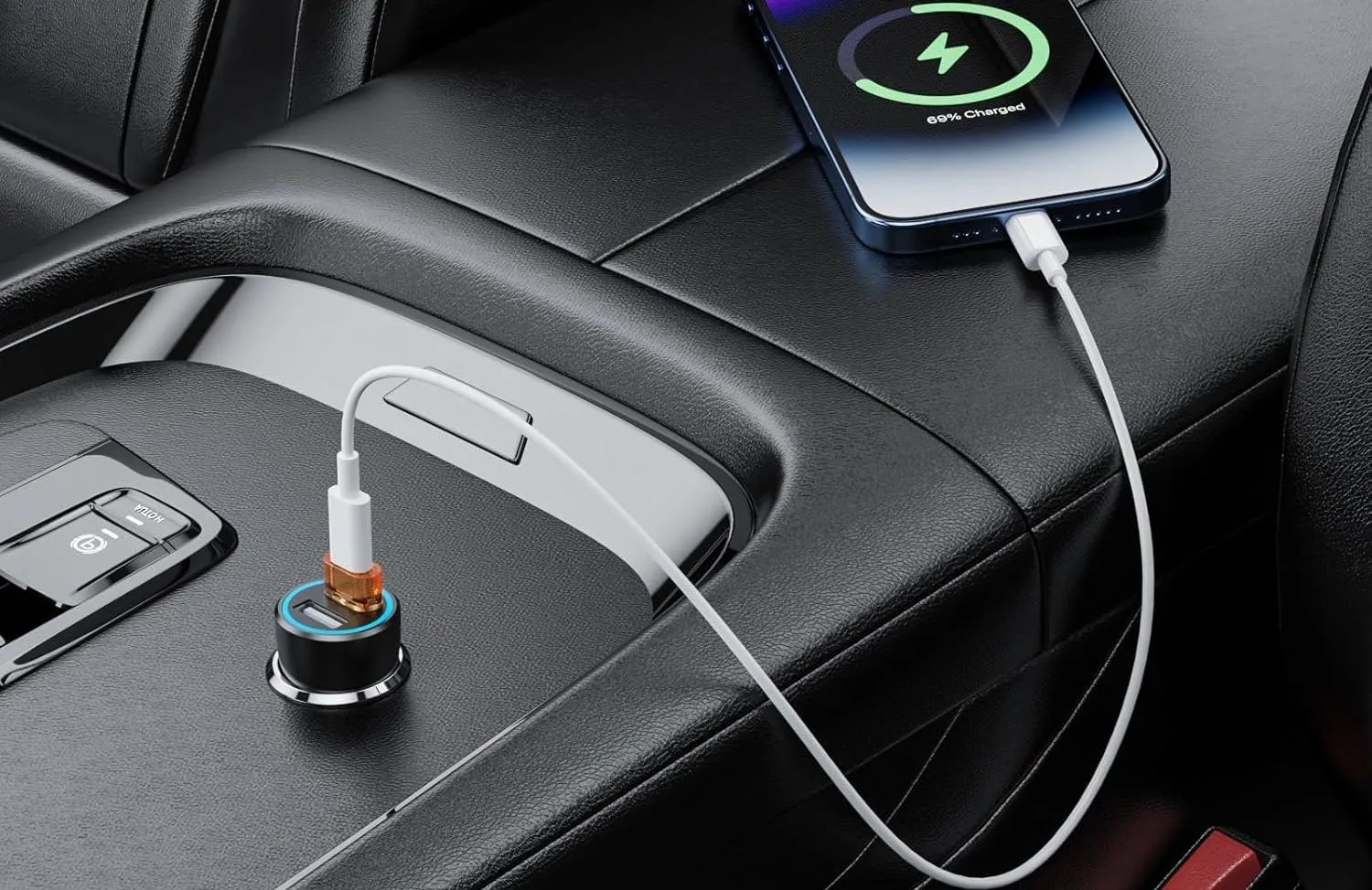 Điện thoại thông minh sạc pin trong ô tô bằng cáp USB-C qua bộ chuyển đổi USB-A sang USB-C.
