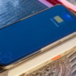 Điện thoại Ulefone Power Armor 13 đang sạc không dây ngược cho một chiếc iPhone khác.
