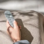 Điều khiển từ xa (remote) của Google TV Streamer với thiết kế cải tiến và nút âm lượng đặt lại tiện lợi.