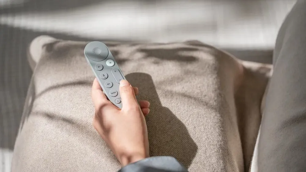 Điều khiển từ xa (remote) của Google TV Streamer với thiết kế cải tiến và nút âm lượng đặt lại tiện lợi.