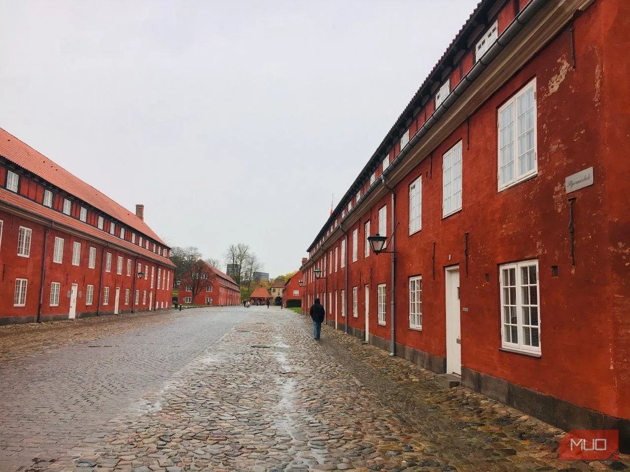 Doanh trại và những ngôi nhà màu đỏ trong khu vực pháo đài Kastellet