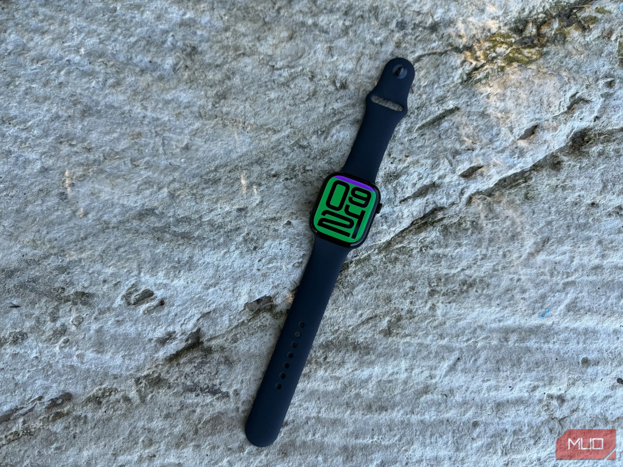 Đồng hồ thông minh Apple Watch Series 10 hiển thị mặt đồng hồ Flux đầy màu sắc